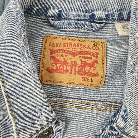 Get Ripped Levi's Denim Jacket - Picture 2 of 5